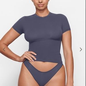 NWOT skims fits everybody t shirt